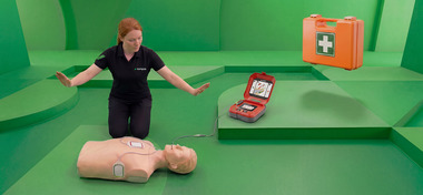 EHBO instructeur demonstreert de schok van de AED tijdens de EHBO cursus