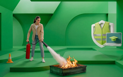 Cursist blust een beginnende brand met een blusser tijdens de BHV cursus