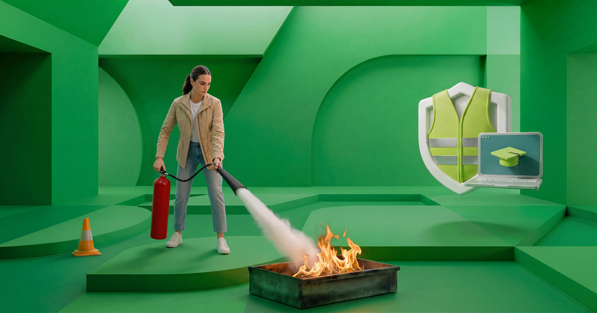 Cursist blust een beginnende brand met een blusser tijdens de BHV cursus