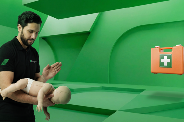 EHBO instructeur demonstreert rugstoten bij een babypop tijdens de cursus Acute Zorg voor Kinderen