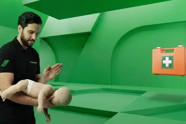 EHBO instructeur demonstreert rugstoten bij een babypop tijdens de cursus Acute Zorg voor Kinderen