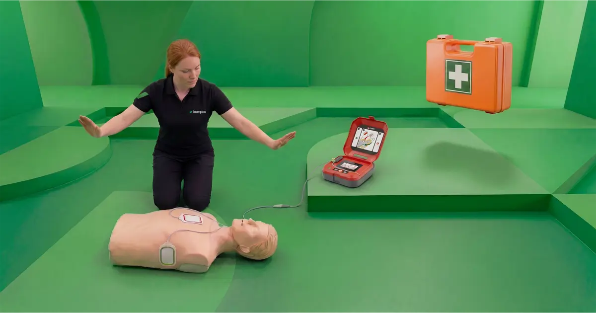 EHBO instructeur demonstreert de schok van de AED tijdens de EHBO cursus