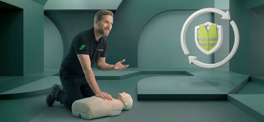 BHV instructeur doet reanimatie voor op een oefenpop tijdens de BHV cursus