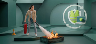 Cursist blust een beginnende brand met een blusser tijdens de BHV hybride herhalingscursus