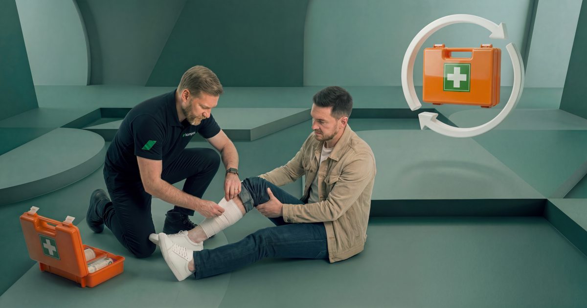 EHBO instructeur laat zien hoe je een wond aan het been van een cursist verbindt tijdens de EHBO cursus