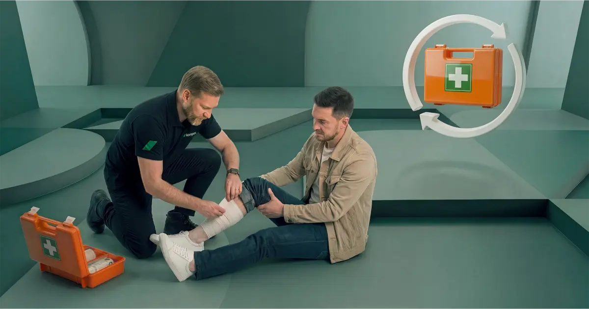 EHBO instructeur laat zien hoe je een wond aan het been van een cursist verbindt tijdens de EHBO cursus