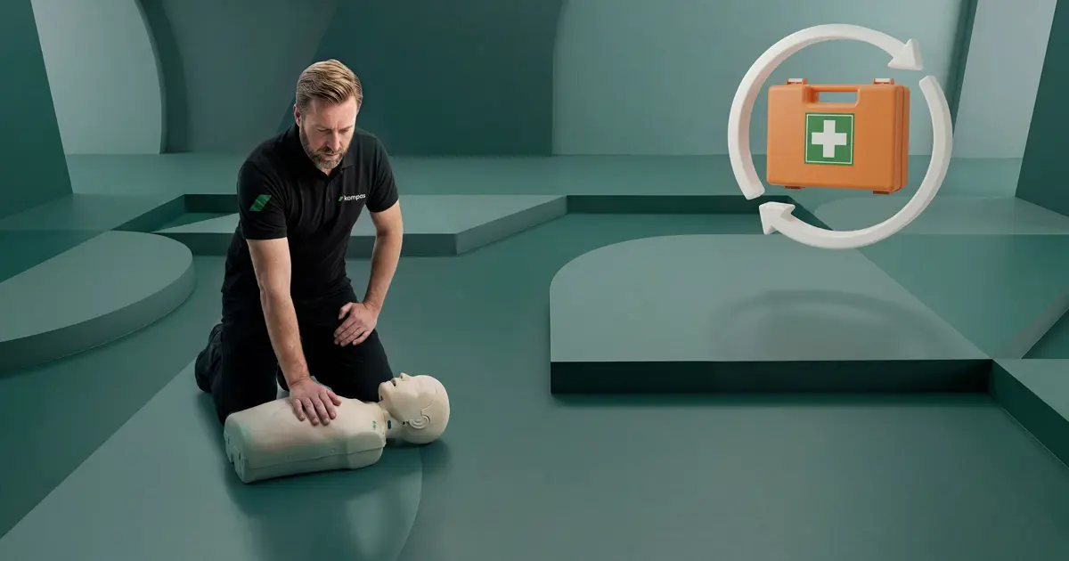EHBO instructeur geeft borstcompressies op een kinderpop tijdens de cursus Acute Zorg voor Kinderen