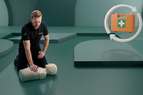 EHBO instructeur geeft borstcompressies op een kinderpop tijdens de cursus Acute Zorg voor Kinderen