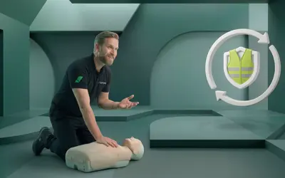 BHV instructeur doet reanimatie voor op een oefenpop tijdens de BHV cursus
