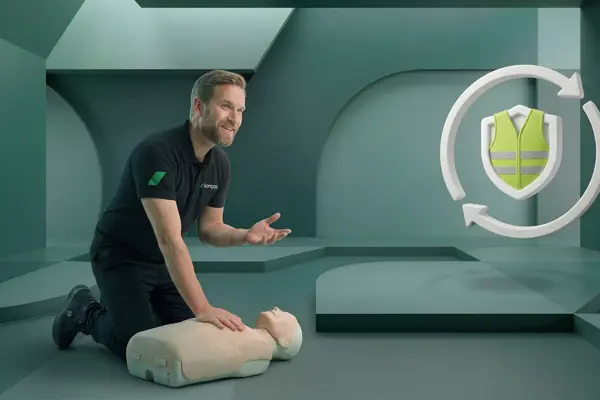 BHV instructeur doet reanimatie voor op een oefenpop tijdens de BHV cursus