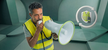 Ploegleider BHV stuurt met een megafoon bij tijdens de BHV cursus ploegleider