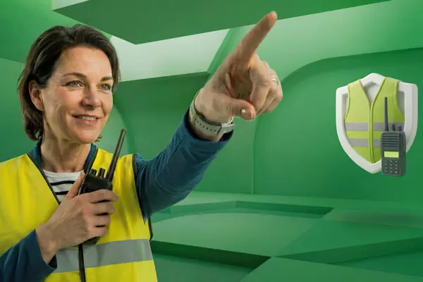 Ploegleider BHV geeft met een portofoon aanwijzingen aan een groep BHV'ers tijdens een ontruiming